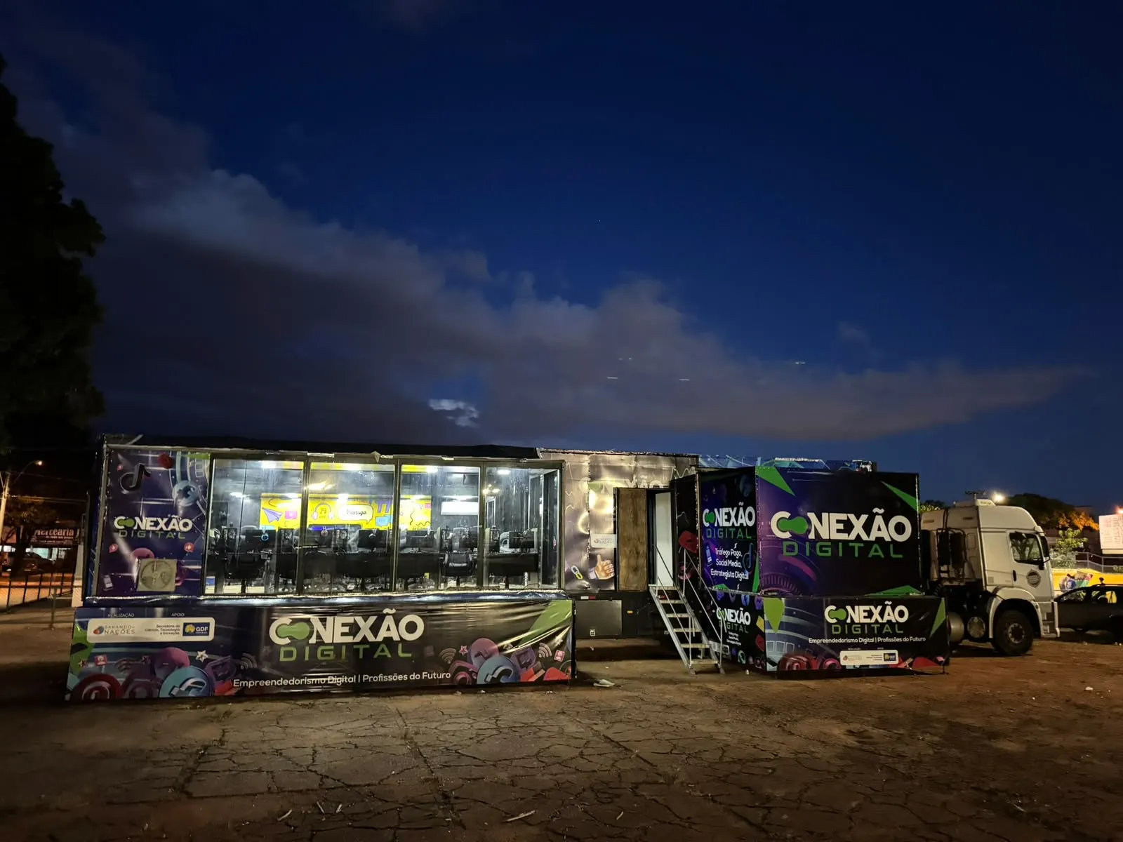 Carreta de ação itinerante montada e iluminada à noite