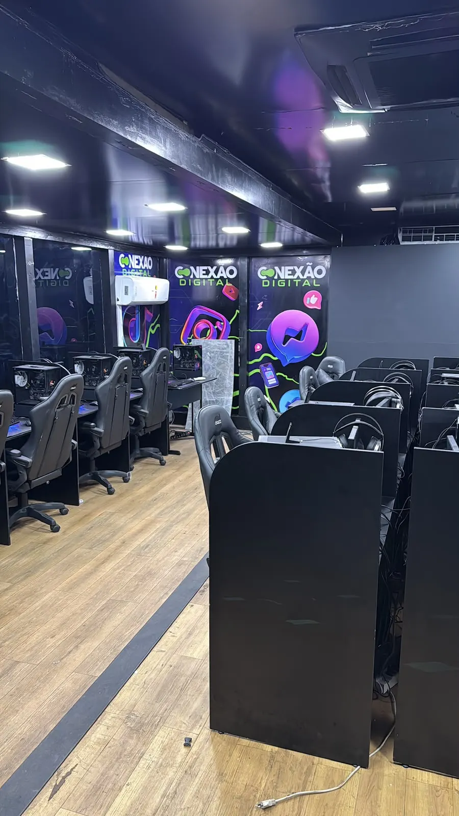 Interior de carreta com estações de computador e cadeiras montadas